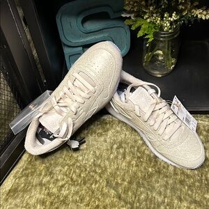 NWT Reebok Eames Classic Leather Running/Course A Pied